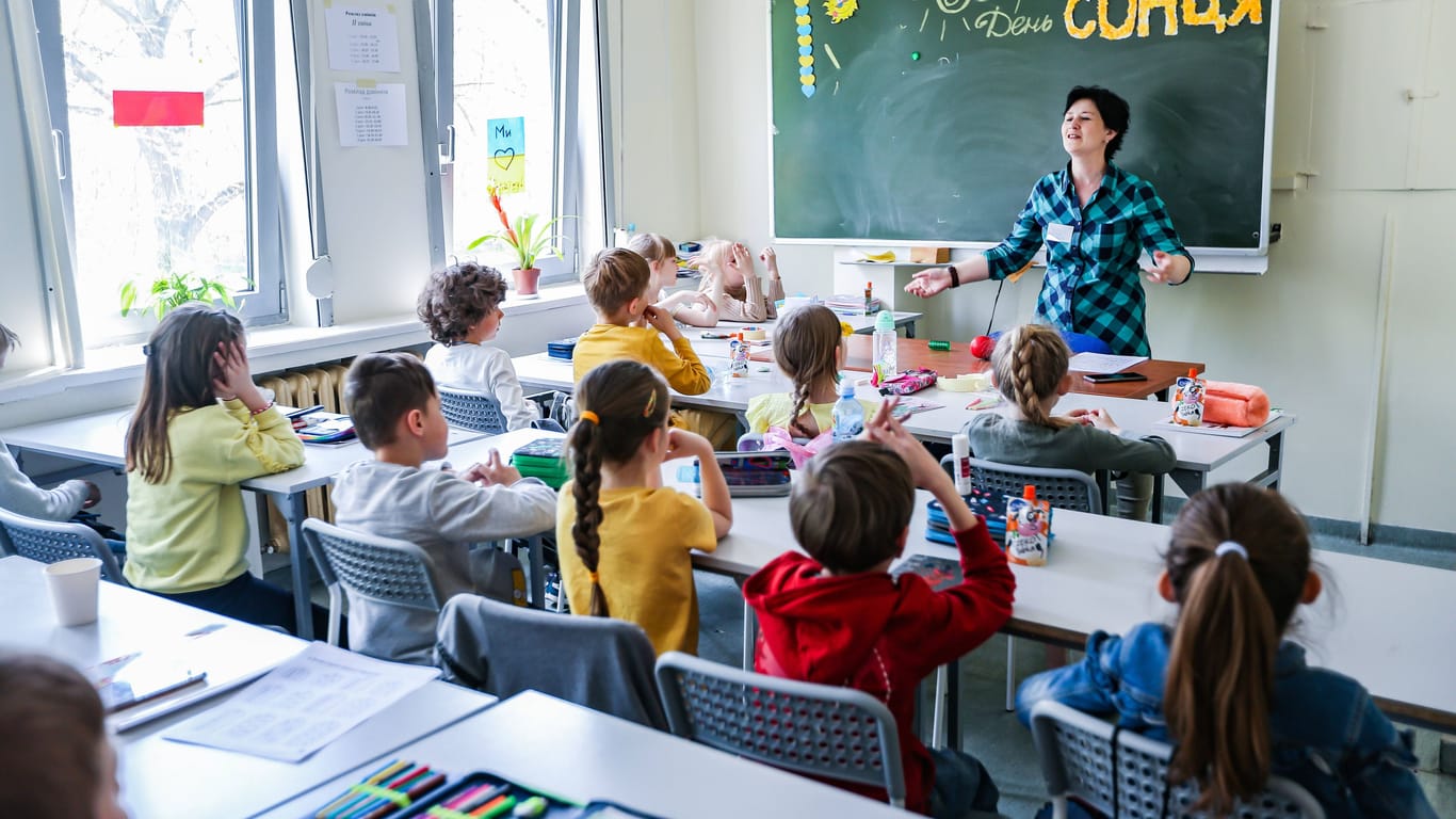 Ukrainische Lehrerin unterrichtet eine Klasse (Archivbild): In Berlin und Potsdam sind gesamt mehr als 200 Lehrkräfte eingestellt worden.