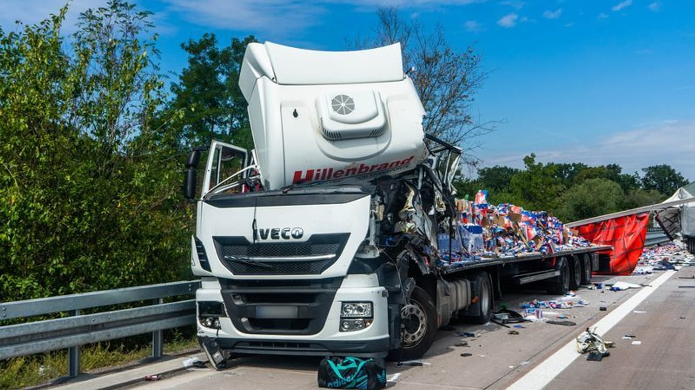 Ein Lastwagenfahrer ist auf der A9 bei Leipzig bei diesem Unfall mit zwei beteiligten Lastwagen schwer verletzt worden
