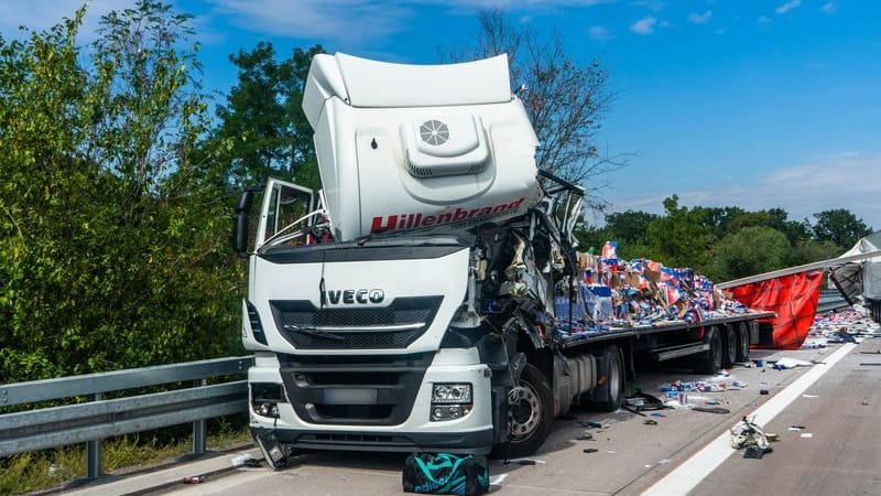 Ein Lastwagenfahrer ist auf der A9 bei Leipzig bei diesem Unfall mit zwei beteiligten Lastwagen schwer verletzt worden Ein Lastwagenfahrer ist auf der A9 bei Leipzig bei diesem Unfall mit zwei beteiligten Lastwagen schwer verletzt worden