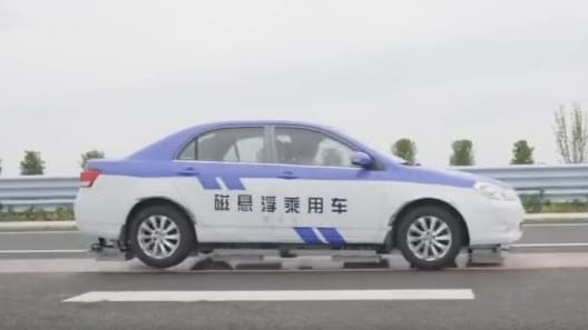 Kein Verschleiß, kein Verbrauch: Auf einer Teststrecke lassen chinesische Wissenschaftler ein Auto schweben.