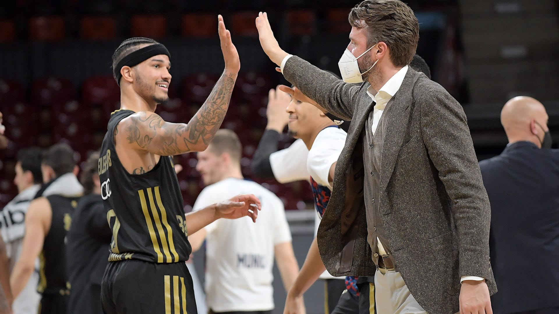 Nick Weiler-Babb (l.) und Marko Pesic: Der Geschäftsführer des FC Bayern Basketball kennt den US-Profi gut aus München und bezeichnet ihn aufgrund seiner Vielseitigkeit als "Schweizer Taschenmesser".