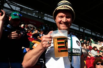 Ein Sportfan mit Bier (Archivbild): Auch in Katar bei der WM wird es Bier geben.