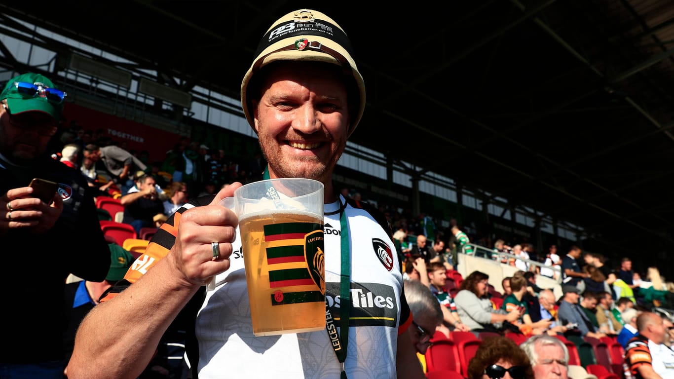 Ein Sportfan mit Bier (Archivbild): Auch in Katar bei der WM wird es Bier geben.