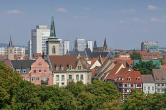 Blick über Erfurt (Archiv): Fünf Männer tranken in einer Diskothek versehentlich Reinigungsmittel.