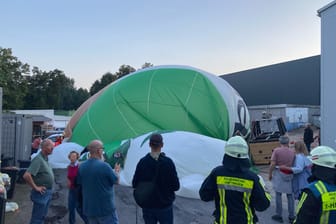 Der notgelandete Heißluftballon in Hattingen: Der Pilot entschied kurzerhand, die Fahrt abzubrechen.