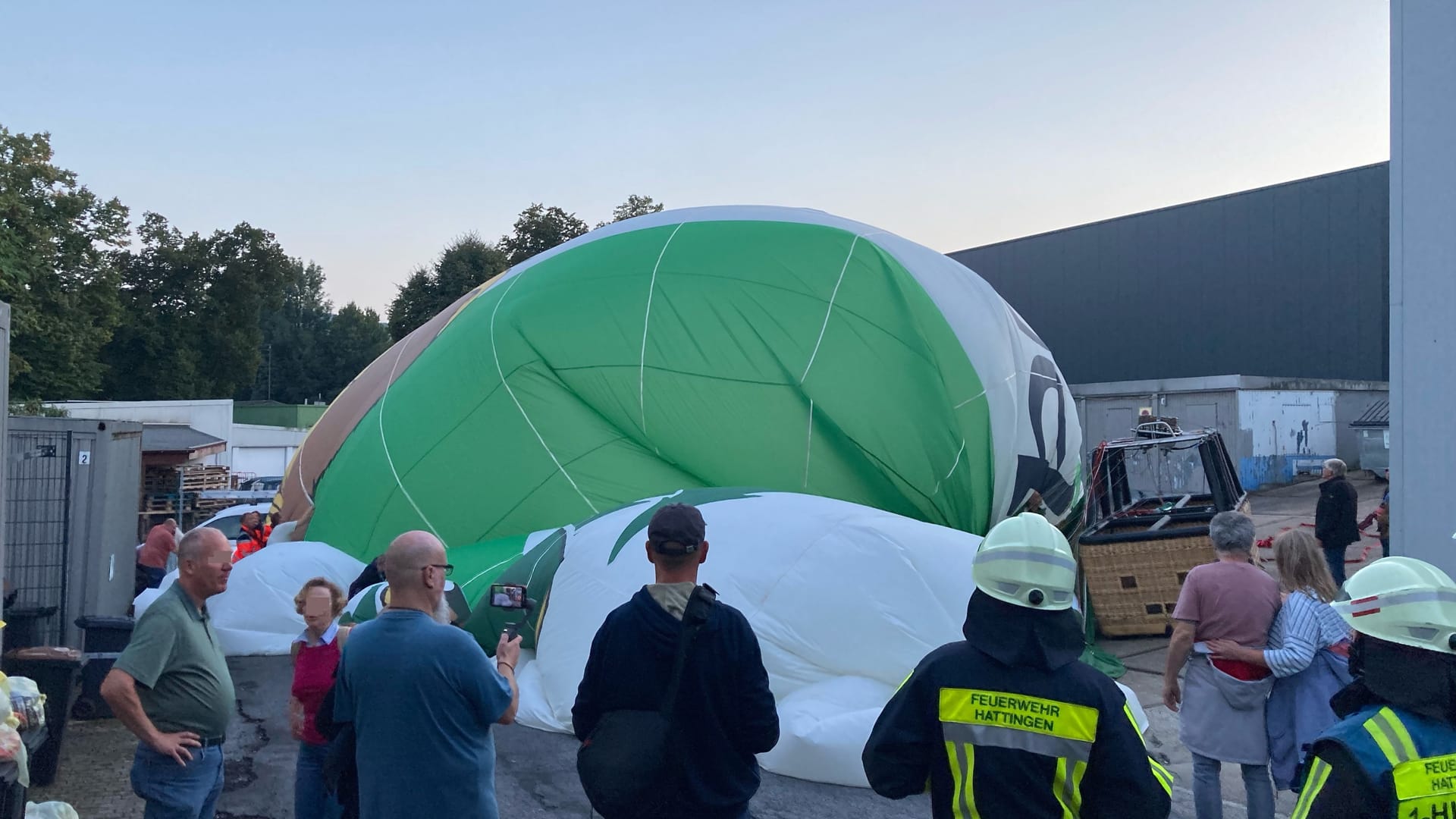 Der notgelandete Heißluftballon in Hattingen: Der Pilot entschied kurzerhand, die Fahrt abzubrechen. Der notgelandete Heißluftballon in Hattingen: Der Pilot entschied kurzerhand, die Fahrt abzubrechen.