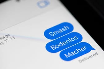 Generationensprache: Die Jugendwörter des Jahres 2022 "Smash", "Bodenlos" und "Macher" stehen auf dem Bildschirm eines Tablets. Welches die Wahl gewinnt, steht im Oktober fest.