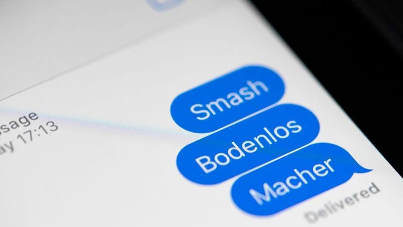 Generationensprache: Die Jugendwörter des Jahres 2022 "Smash", "Bodenlos" und "Macher" stehen auf dem Bildschirm eines Tablets. Welches die Wahl gewinnt, steht im Oktober fest.