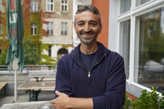 Giovanni del Prete arbeitet in einer Pizzeria in Prenzlauer Berg. Er ist erschΓΌttert ΓΌber das Wahlergebnis in Italien. Giovanni del Prete arbeitet in einer Pizzeria in Prenzlauer Berg. Er ist erschΓΌttert ΓΌber das Wahlergebnis in Italien.