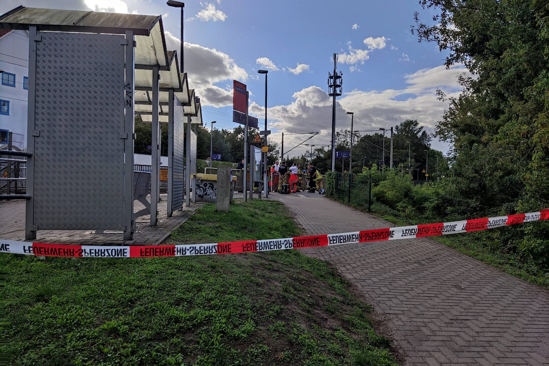 Einsatzkräfte am Bahnhof Finkenkrug in Brandenburg: Eine Person ist unter einen Zug geraten und dabei tödlich verletzt worden.