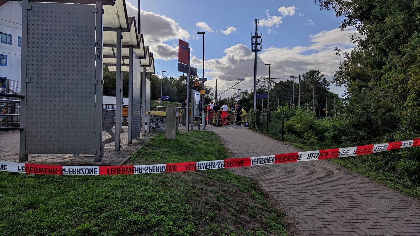 Einsatzkräfte am Bahnhof Finkenkrug in Brandenburg: Eine Person ist unter einen Zug geraten und dabei tödlich verletzt worden.
