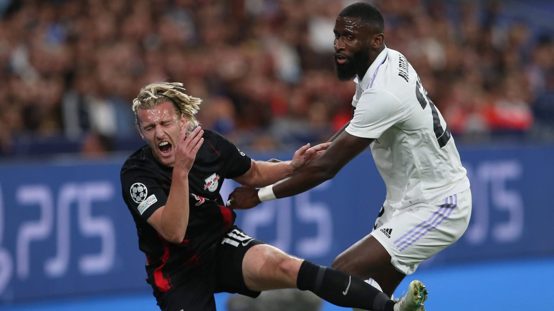 Emil Forsberg (l.) im Duell mit Antonio Rüdiger.