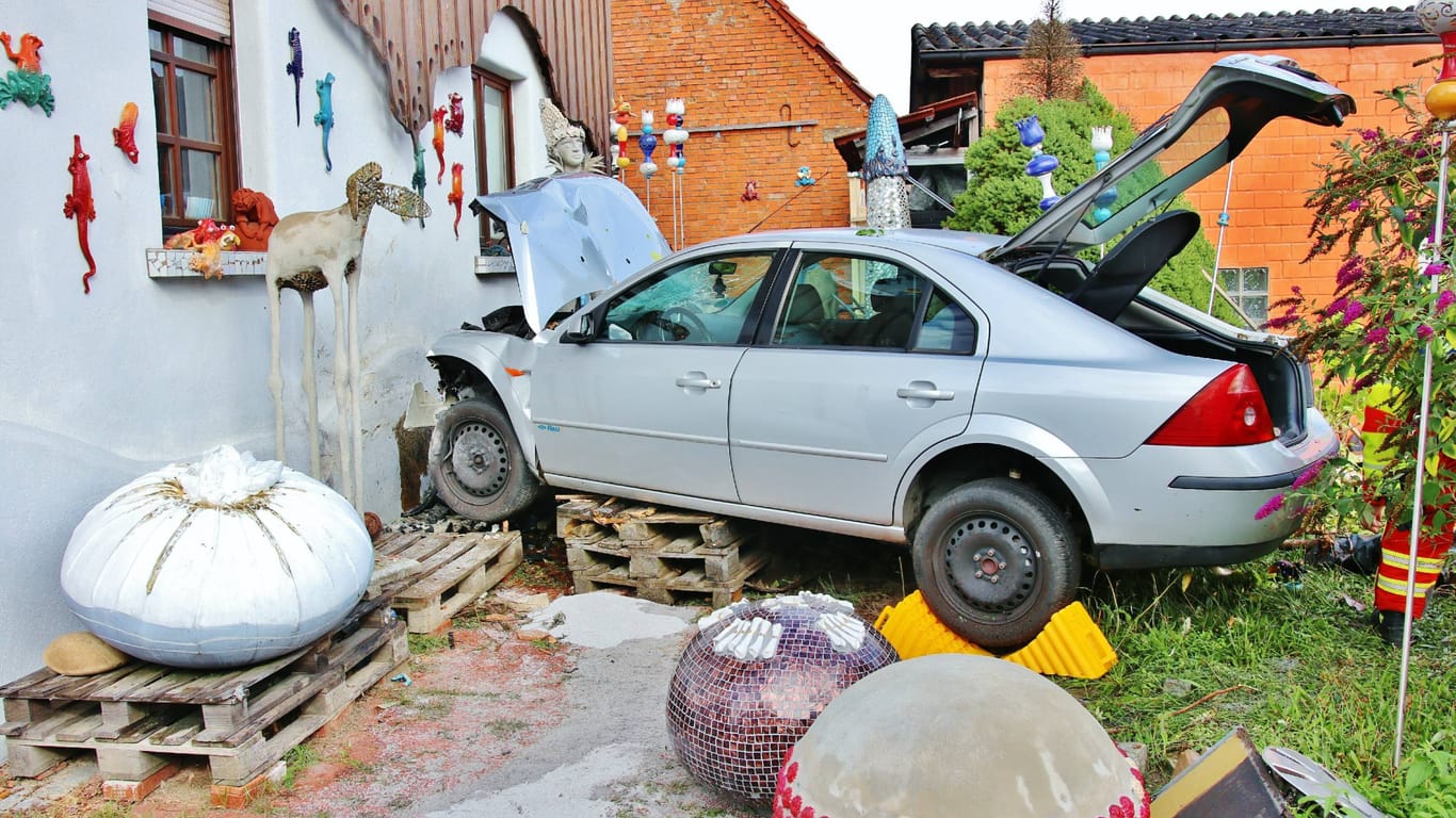 Schwerer Unfall bei Lichtenwald: Der Fahrer des Wagens wurde leicht verletzt.