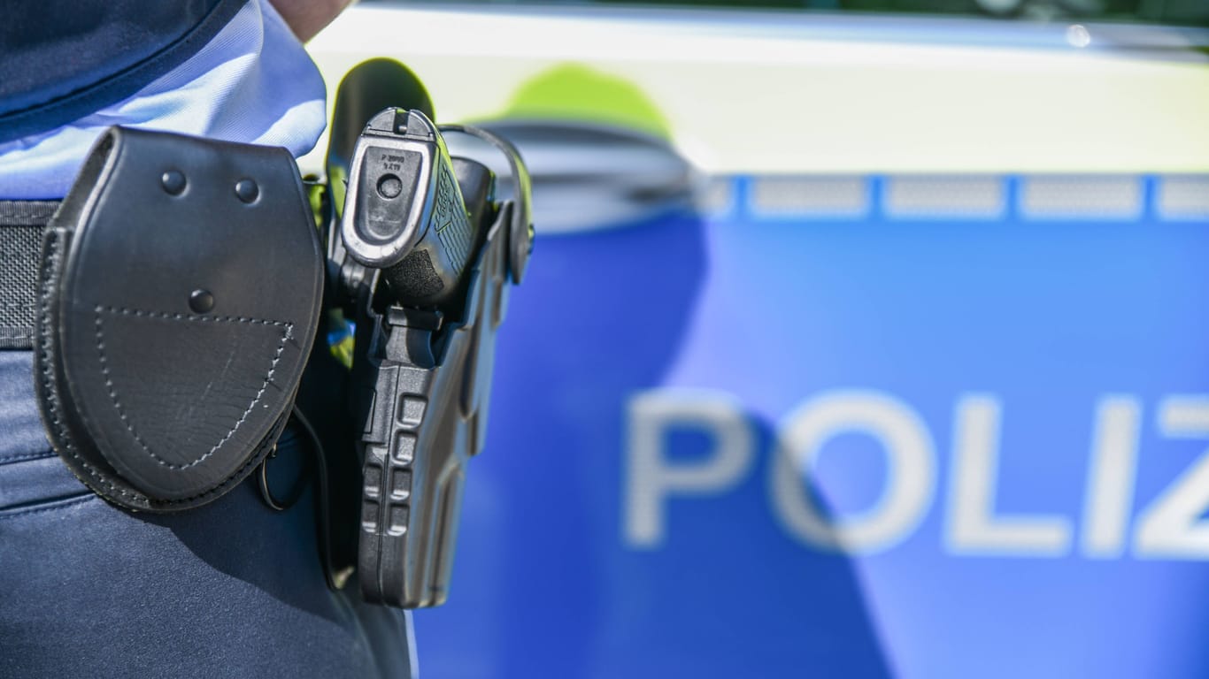 Polizistin mit Dienstwaffe (Symbolbild): Nachdem ein Vater sich bei einer Polizeikontrolle vor einer Schule bei Nürnberg aggressiv verhalten hat, wurde er festgenommen.
