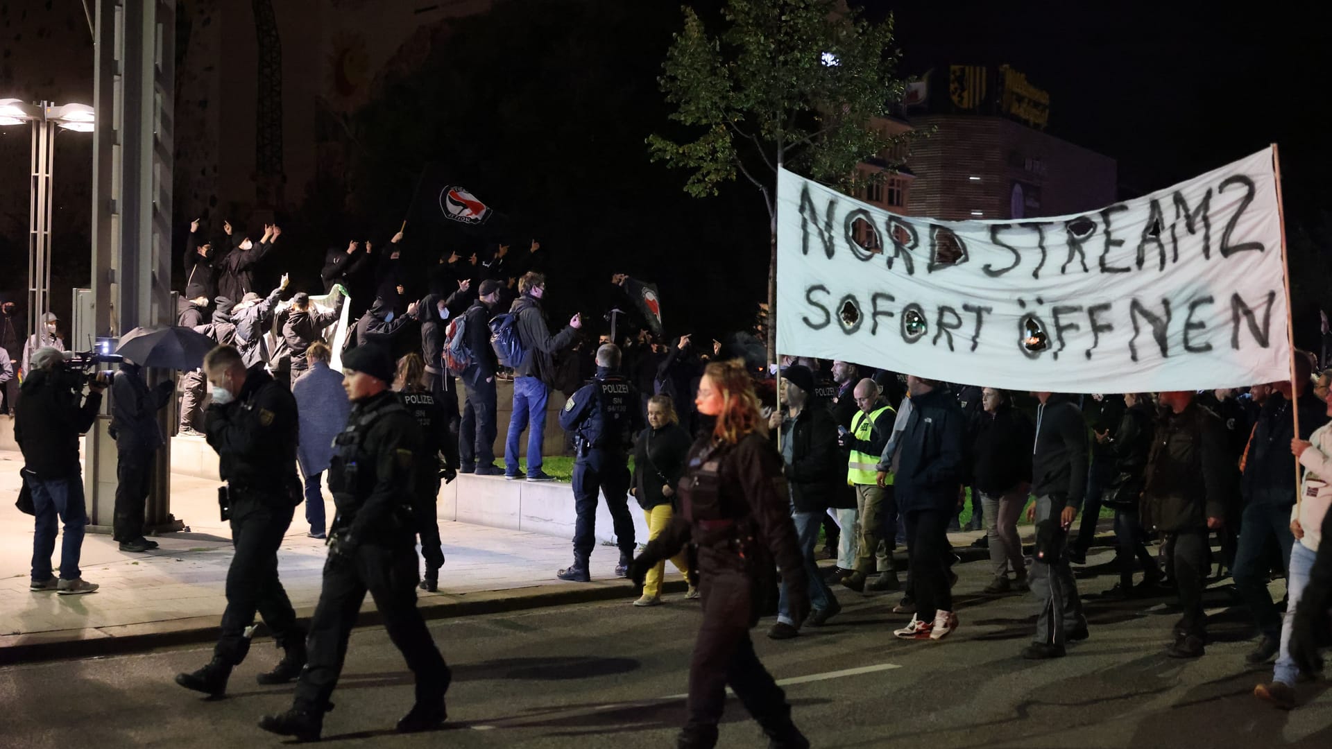 Energie-Demo und Gegendemo am Leipziger Augustusplatz: Vier Verletzte mussten im Krankenhaus behandelt werden.