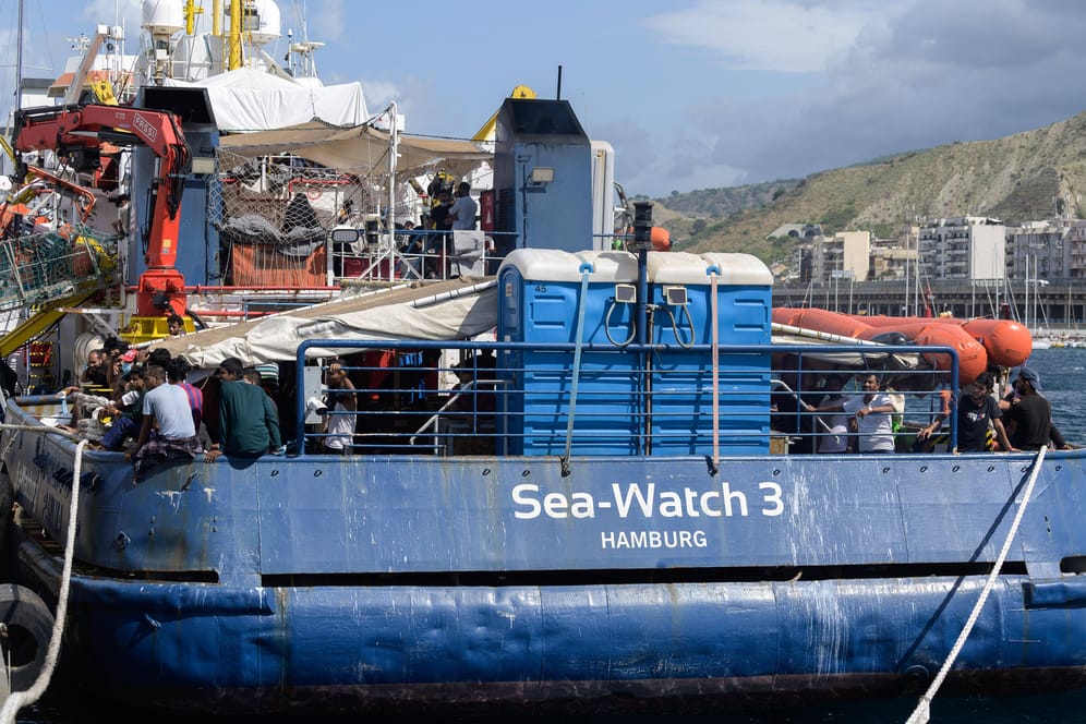 Die "Sea-Watch 3" im Hafen von Reggio Calabria: Seenotretter hatten am Wochenende 427 Migranten an Land gebracht.