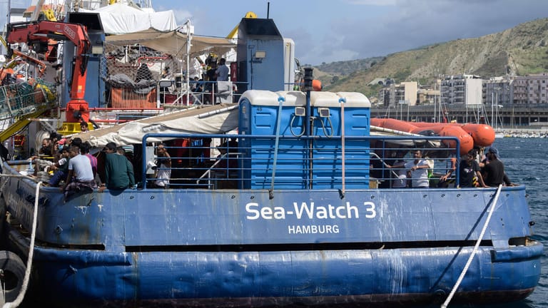 Die "Sea-Watch 3" im Hafen von Reggio Calabria: Seenotretter hatten am Wochenende 427 Migranten an Land gebracht.
