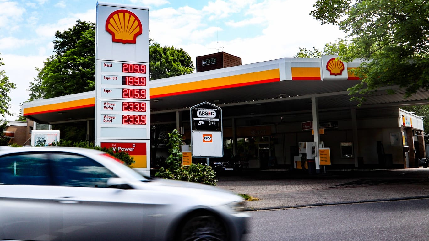 Hohe Benzinpreise: Die Deutschen sollen entlastet werden.
