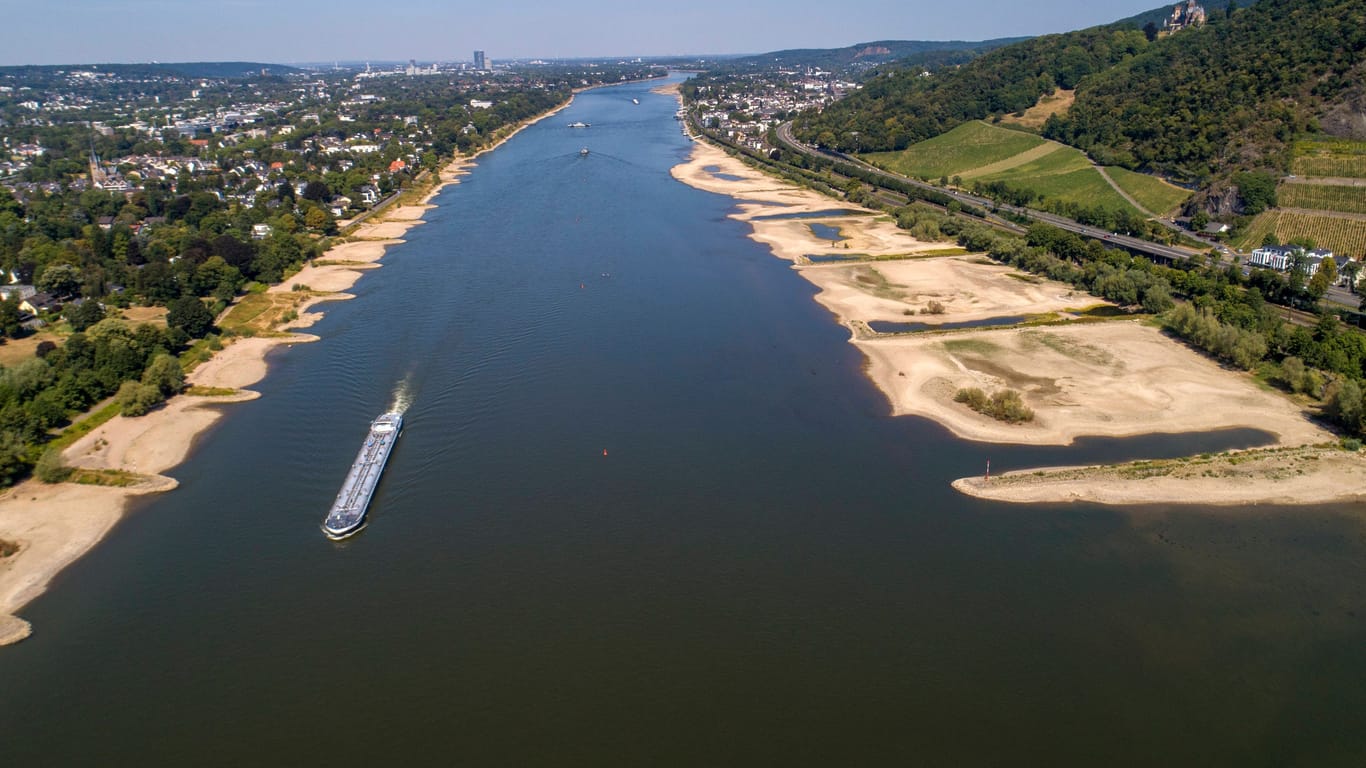 Niedrigwasser am Rhein auf der Höhe von Bad Honnef: Anhaltende Dürre und hohe Temperaturen im Juni, Juli und August haben dem Wasserpegel stark zugesetzt.