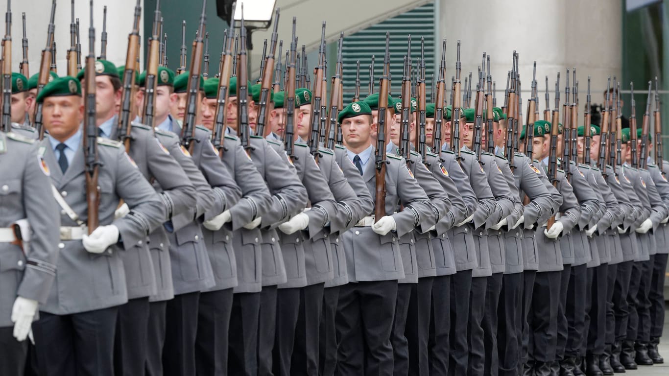 Wachbataillon der Bundeswehr im Kanzleramt (Symbolbild): Der Bundeswehrverband sieht die Truppe trotz Sondervermögen noch "im freien Fall".