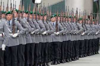Wachbataillon der Bundeswehr im Kanzleramt (Symbolbild): Der Bundeswehrverband sieht die Truppe trotz Sondervermögen noch "im freien Fall".