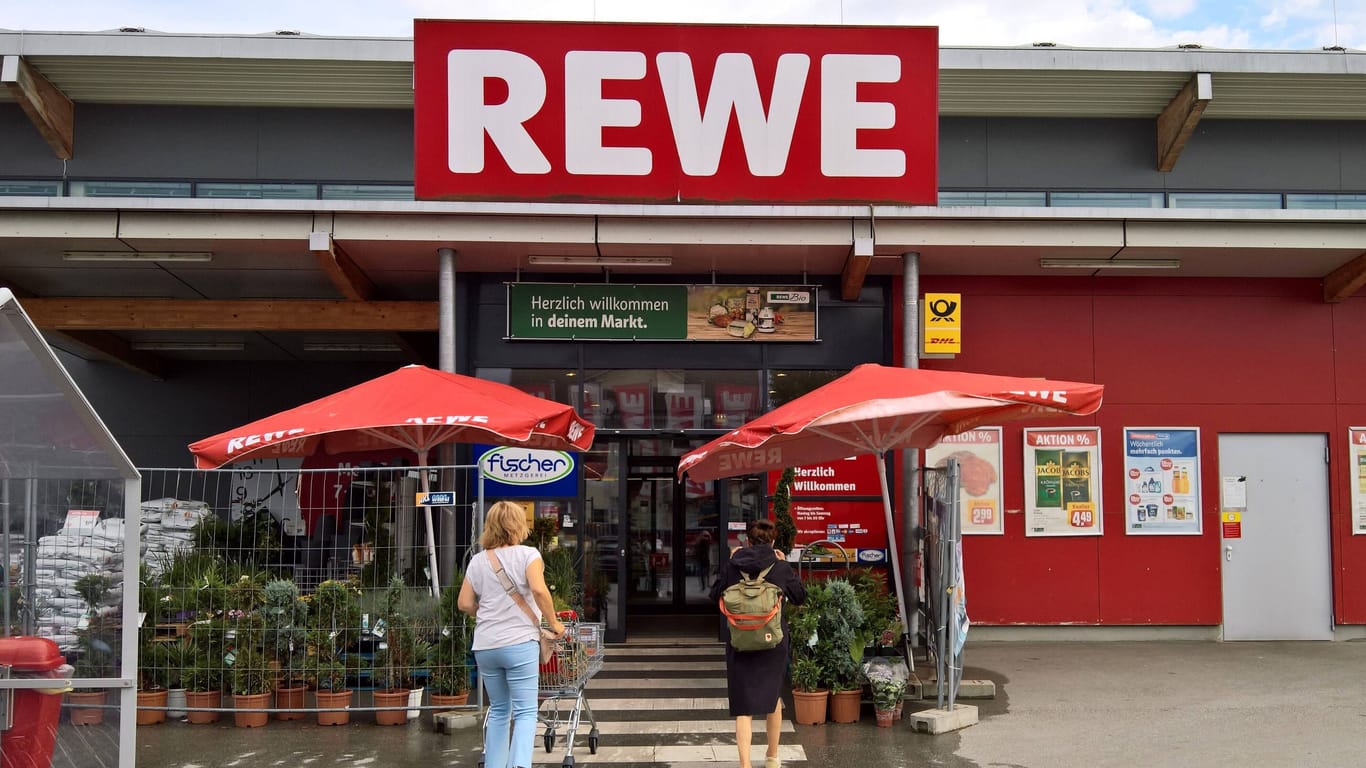 Rewe Supermarkt: Rewe will in diesem Jahr auf einen Rohgewinn im Millionenbereich verzichten, um die Preissteigerungen etwas einzuschränken.
