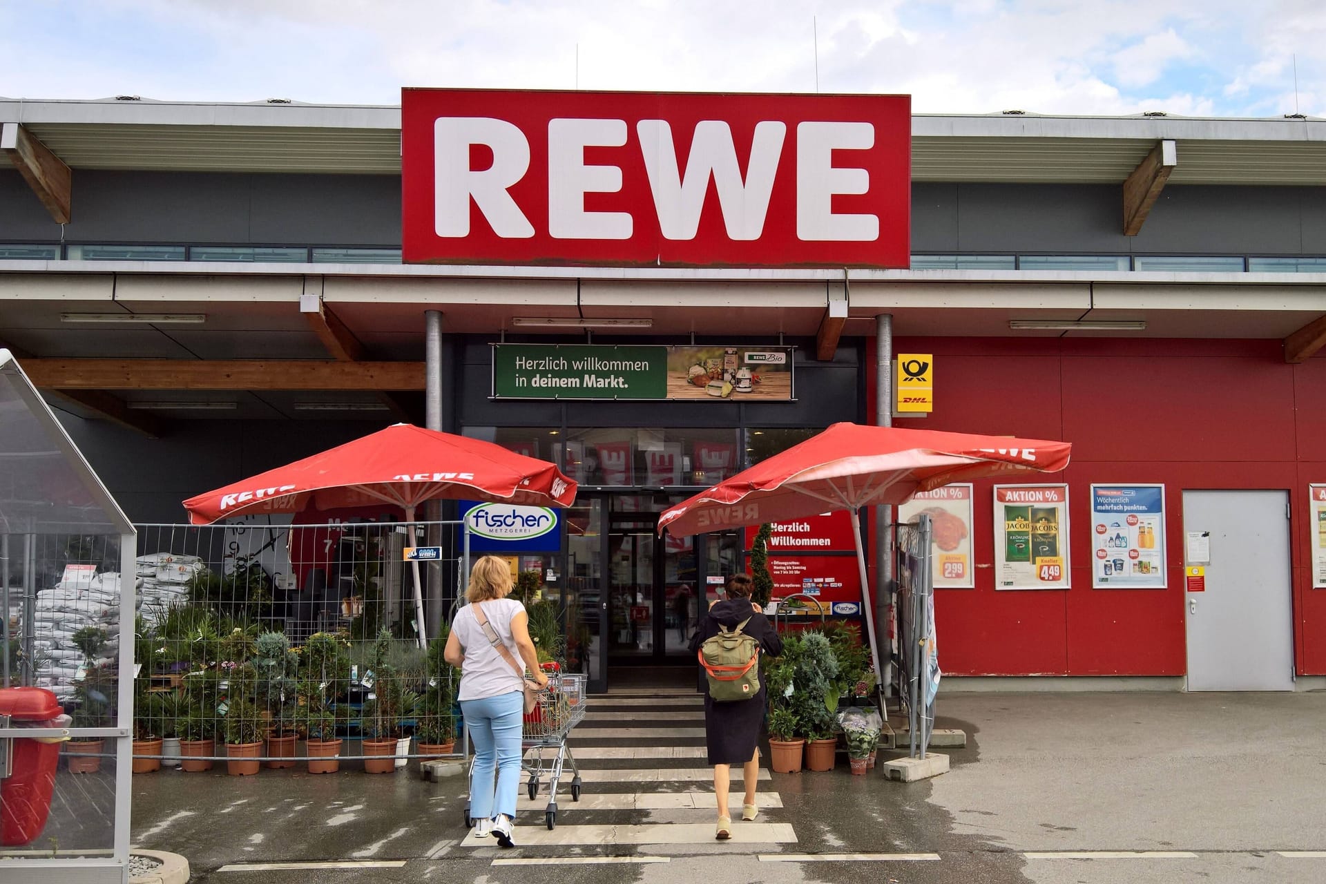 Rewe Supermarkt: Rewe will in diesem Jahr auf einen Rohgewinn im Millionenbereich verzichten, um die Preissteigerungen etwas einzuschränken.