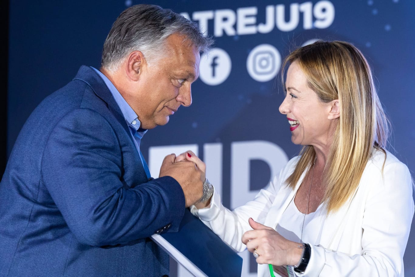 Viktor Orbán und Giorgia Meloni: Baut die Politikerin Italien nach dem Vorbild von Ungarn um? (Archivfoto)