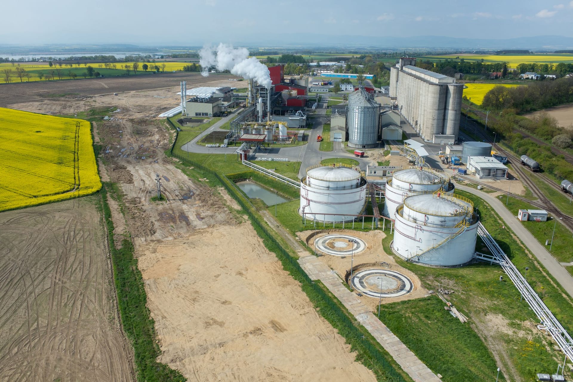 E-Fuels-Produktion (Symbolbild): Erste Großanlagen sind am Entstehen oder gehen demnächst in Betrieb.