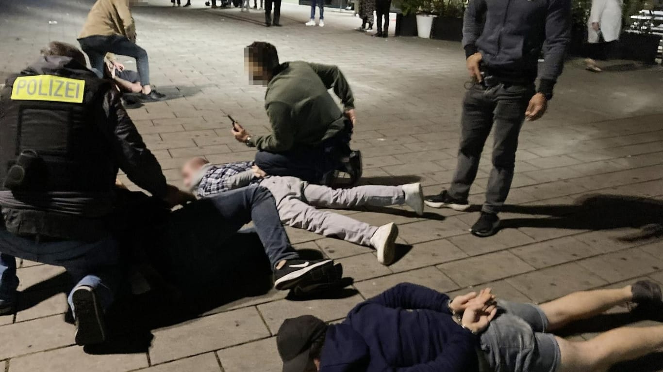 Polizeieinsatz in Berlin-Mitte: Zwei Männer haben versucht, einen Festgenommenen zu befreien.