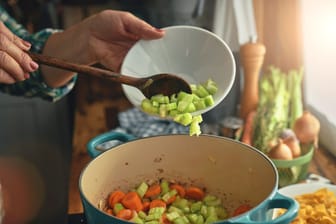 Kräftige Unterschiede: Abhängig von der Zusammenstellung der Zutaten und der Kochzeit entwickelt die Suppenbasis ihr Aroma.