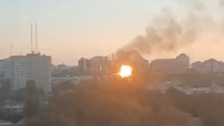 In den sozialen Medien veröffentlichte Videos sollen den Drohnen-Angriff auf Odessa am Sonntag zeigen.