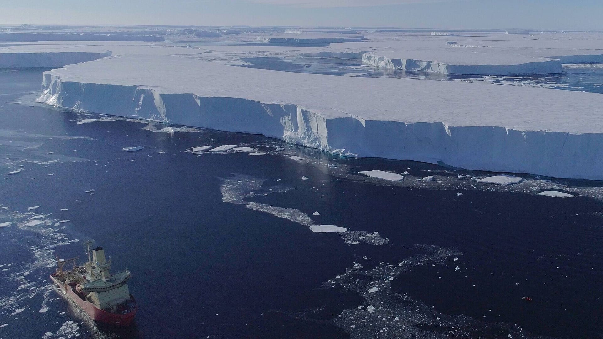 Ein Forschungsschiff arbeitet an der Kante des Thwaites-Gletschers im Februar 2019: Die Eismasse gilt als Klimaindikator für den Anstieg der Meeresspiegel. Der rapide Rückgang sorgt Wissenschaftler zunehmend.