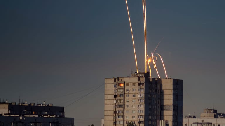 Charkiw: Russische Raketen, die von der russischen Region Belgorod aus auf die Ukraine abgefeuert wurden, sind in der Morgendämmerung zu sehen.