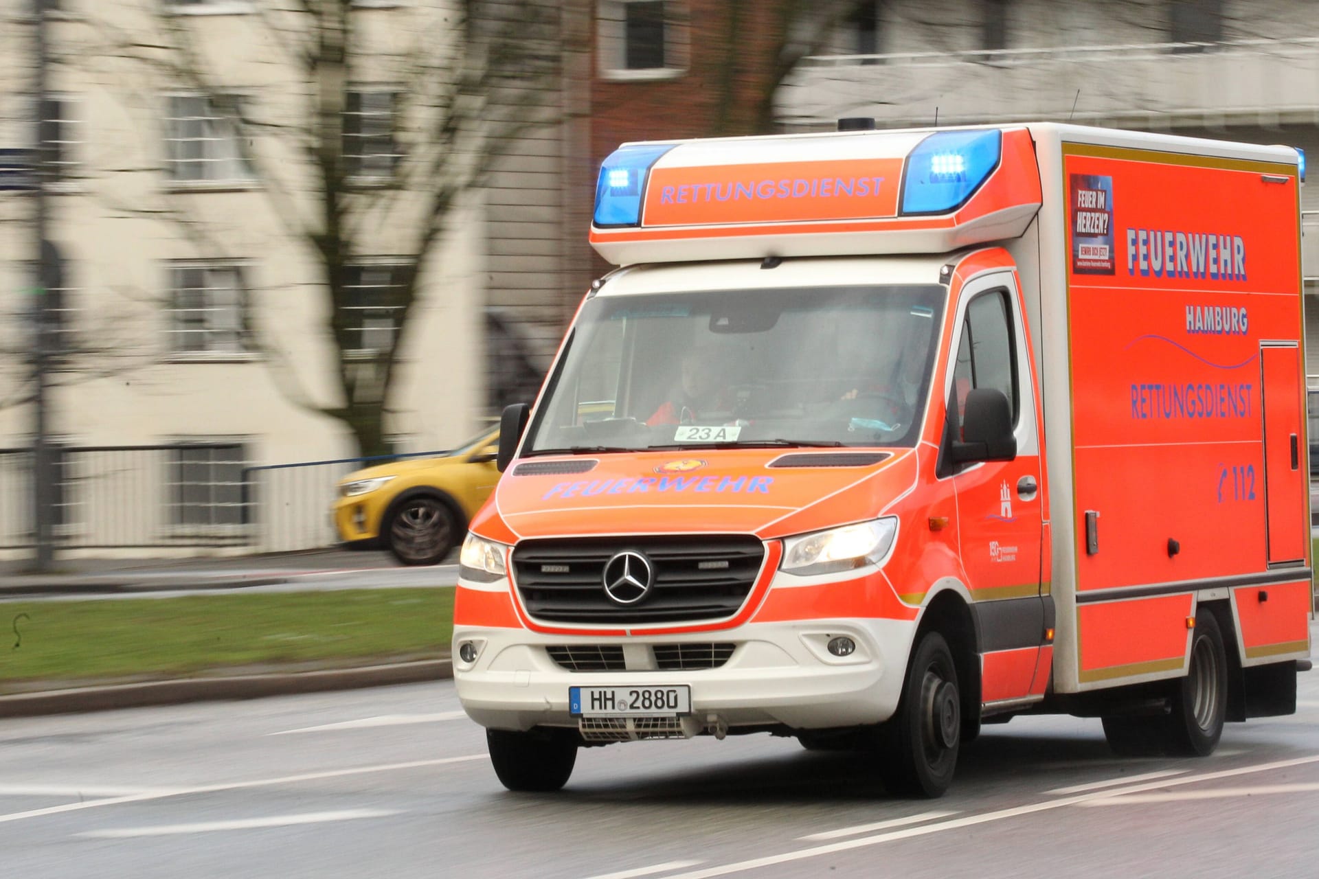 Ein Rettungswagen der Feuerwehr rast mit Blaulicht zu einem Einsatz (Symbolbild): Der Mann konnte nicht mehr reanimiert werden.