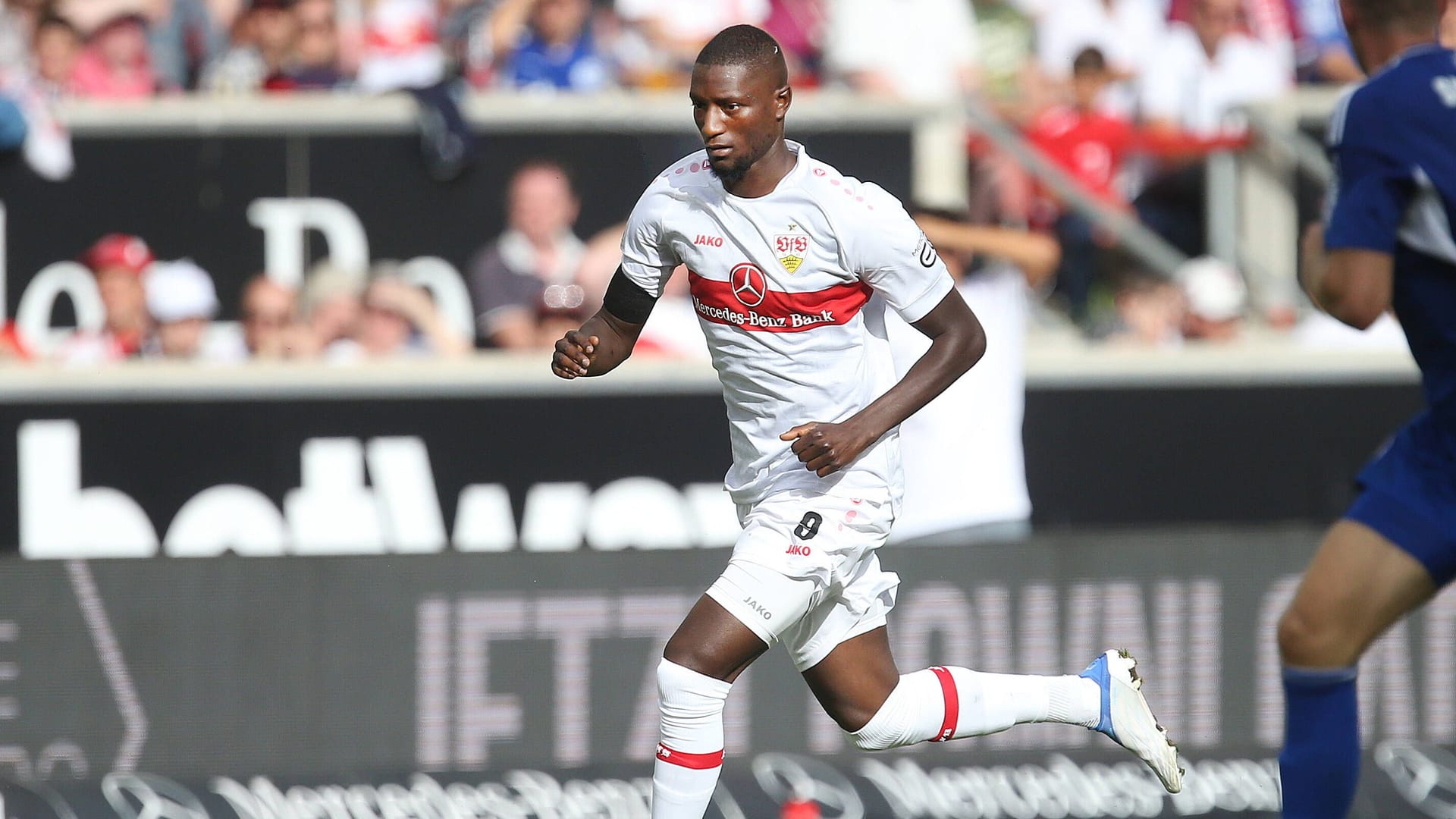 Serhou Guirassy: Der Neuzugang des VfB Stuttgart feierte gegen Schalke sein Bundesligadebüt. Nun winkt auch der erste Einsatz in der Startelf. Serhou Guirassy: Der Neuzugang des VfB Stuttgart feierte gegen Schalke sein Bundesligadebüt. Nun winkt auch der erste Einsatz in der Startelf.