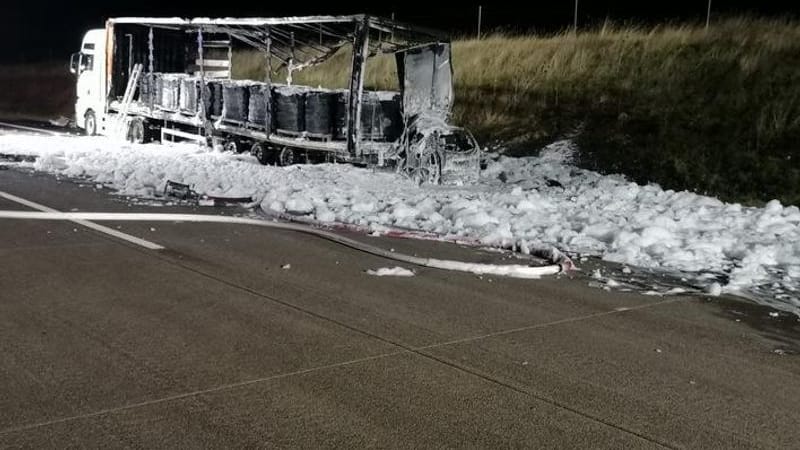 Der ausgebrannte Lkw: Der Unfall ereignete sich auf der A4.