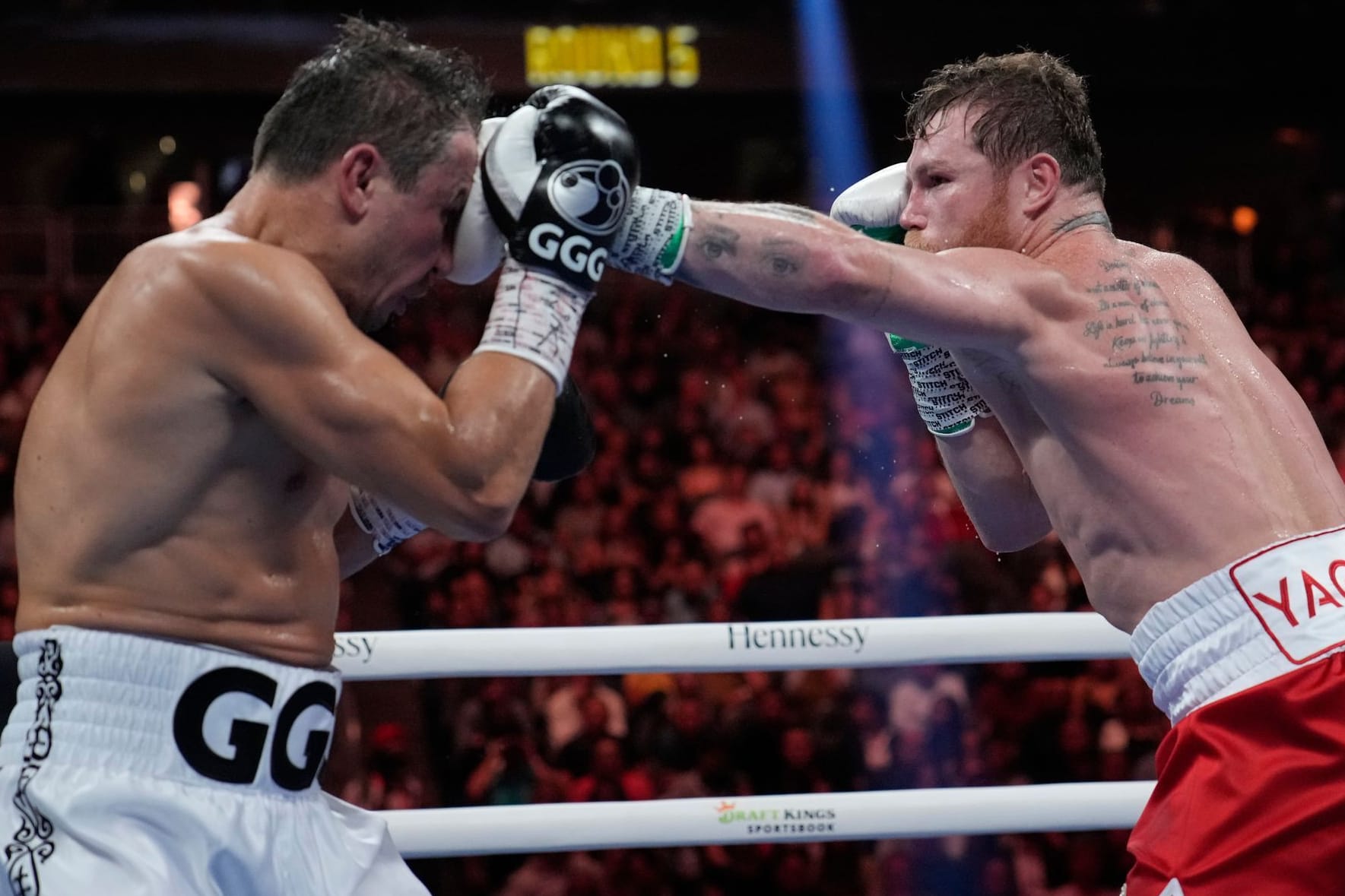 Canelo Alvarez (r.) trifft Gennadi Golowkin im Gesicht: Das Duell der Rivalen ging wieder einmal über die volle Distanz.