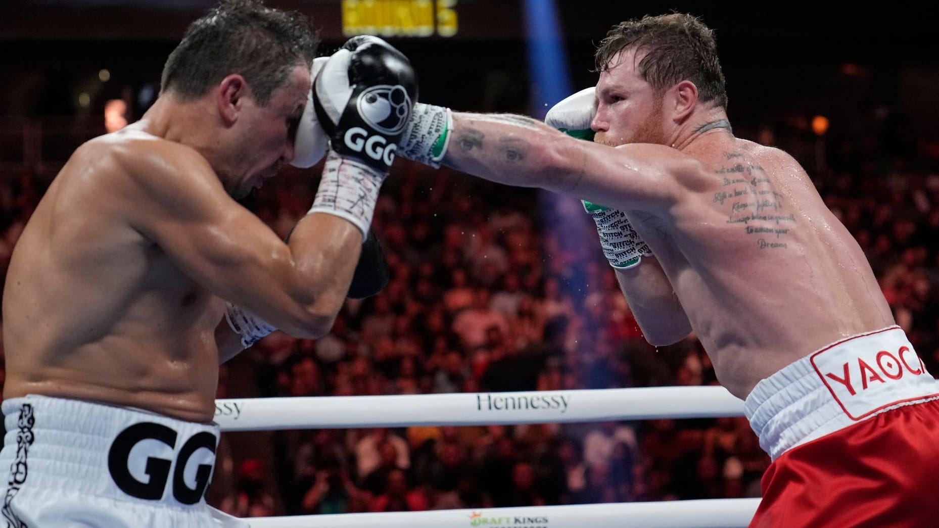 Canelo Alvarez (r.) trifft Gennadi Golowkin im Gesicht: Das Duell der Rivalen ging wieder einmal über die volle Distanz.