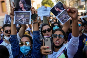Die Gesichter des Protests: In ganz Europa gehen Frauen und Männer auf die Straße, um gegen das iranische Regime zu protestieren.