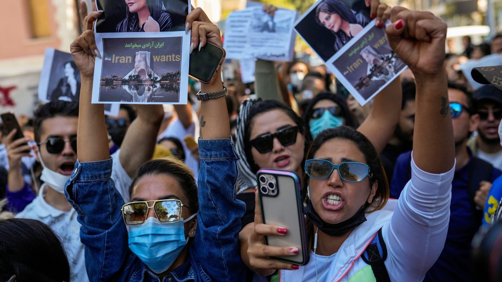 Die Gesichter des Protests: In ganz Europa gehen Frauen und Männer auf die Straße, um gegen das iranische Regime zu protestieren.