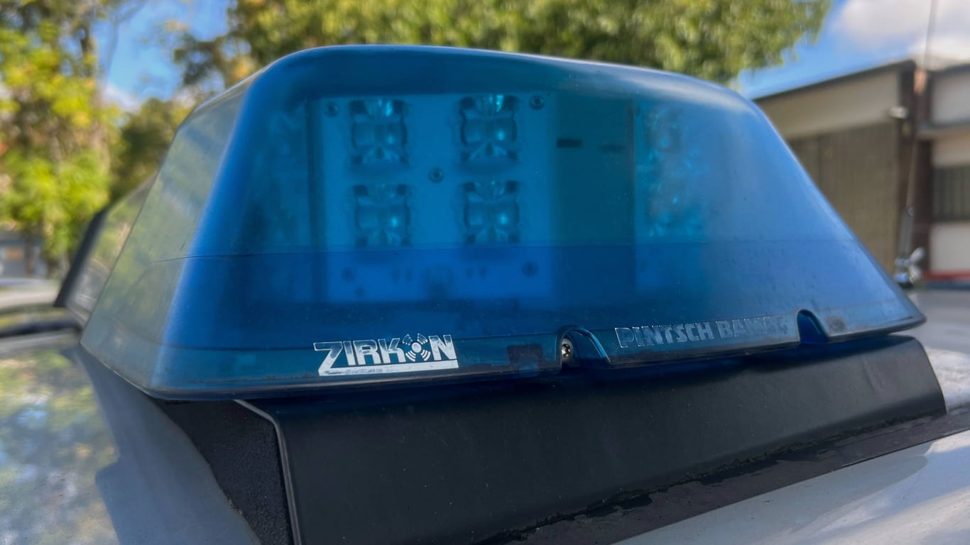 Blaulicht auf einem Polizeiauto (Symbolbild): In München endete eine Vermisstensuche nun erfolgreich.