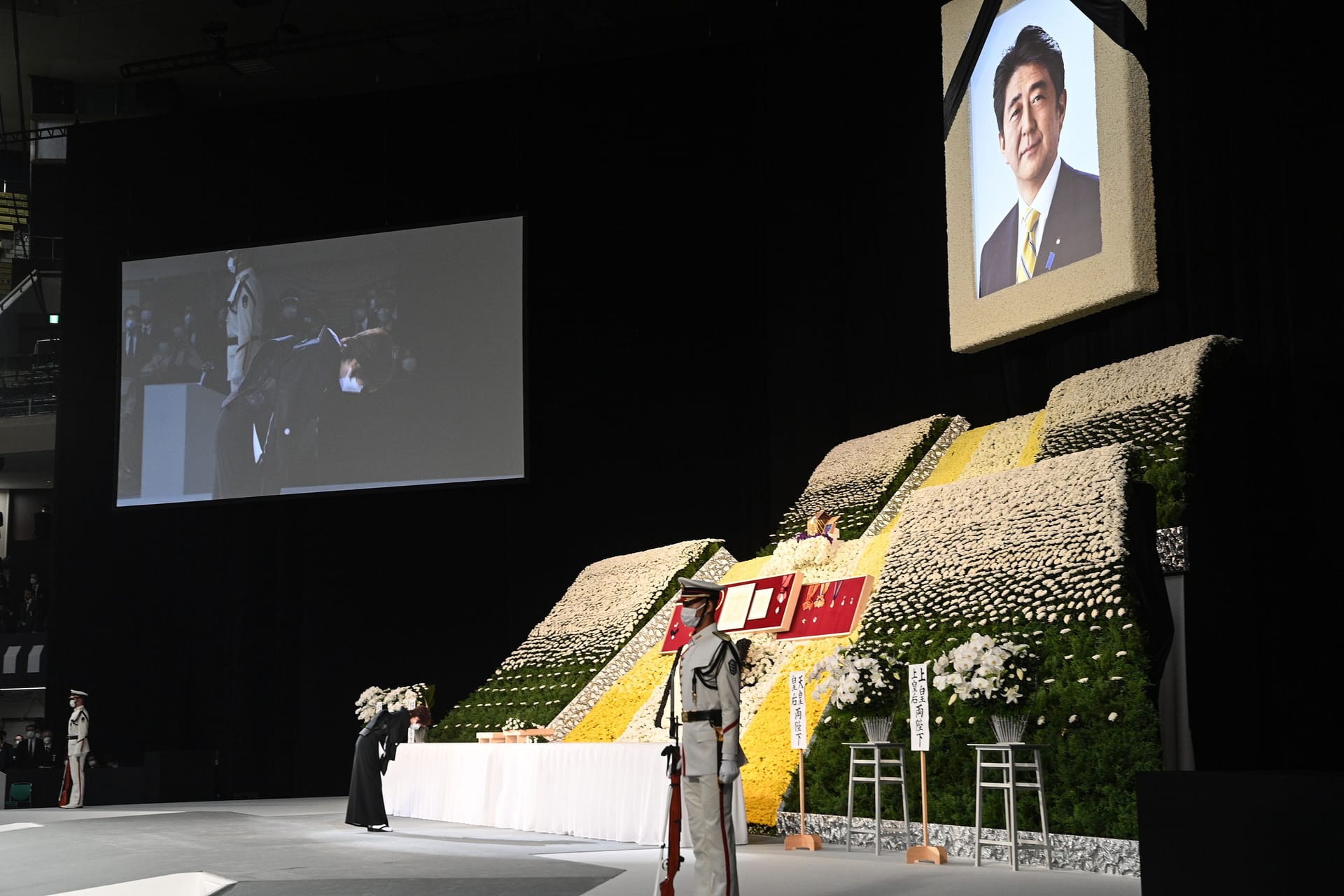 Ansicht des aufgebauten Altars: Die Gäste saßen im Nippon Budokan – einer ehemaligen olympischen Judo-Arena. Ansicht des aufgebauten Altars: Die Gäste saßen im Nippon Budokan – einer ehemaligen olympischen Judo-Arena.