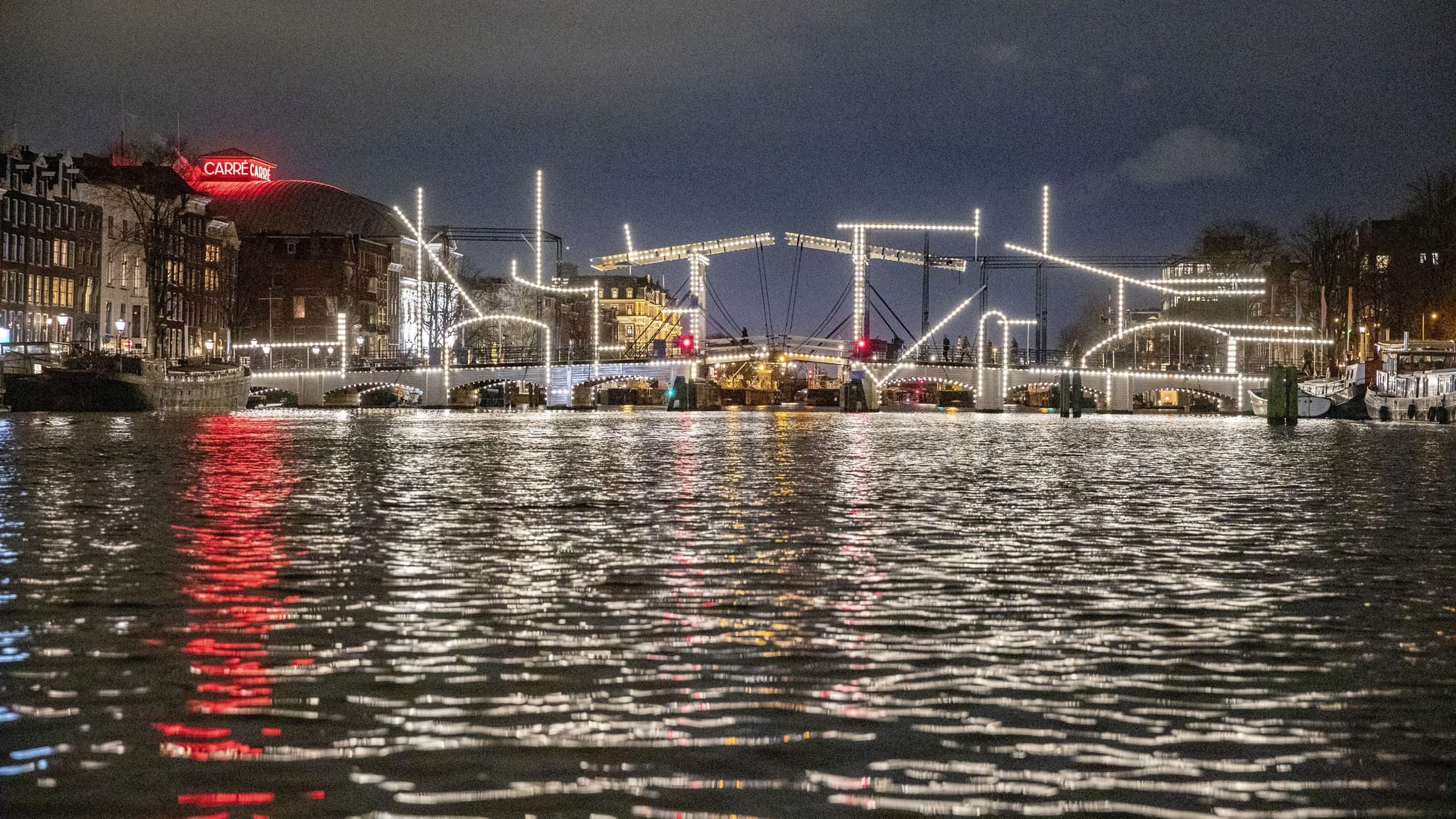 Gegen dunkle Stunden im Winter: Seit zehn Jahren setzt die Stadt Amsterdam ihre historischen Bauten mit internationaler Lichtkunst in Szene.