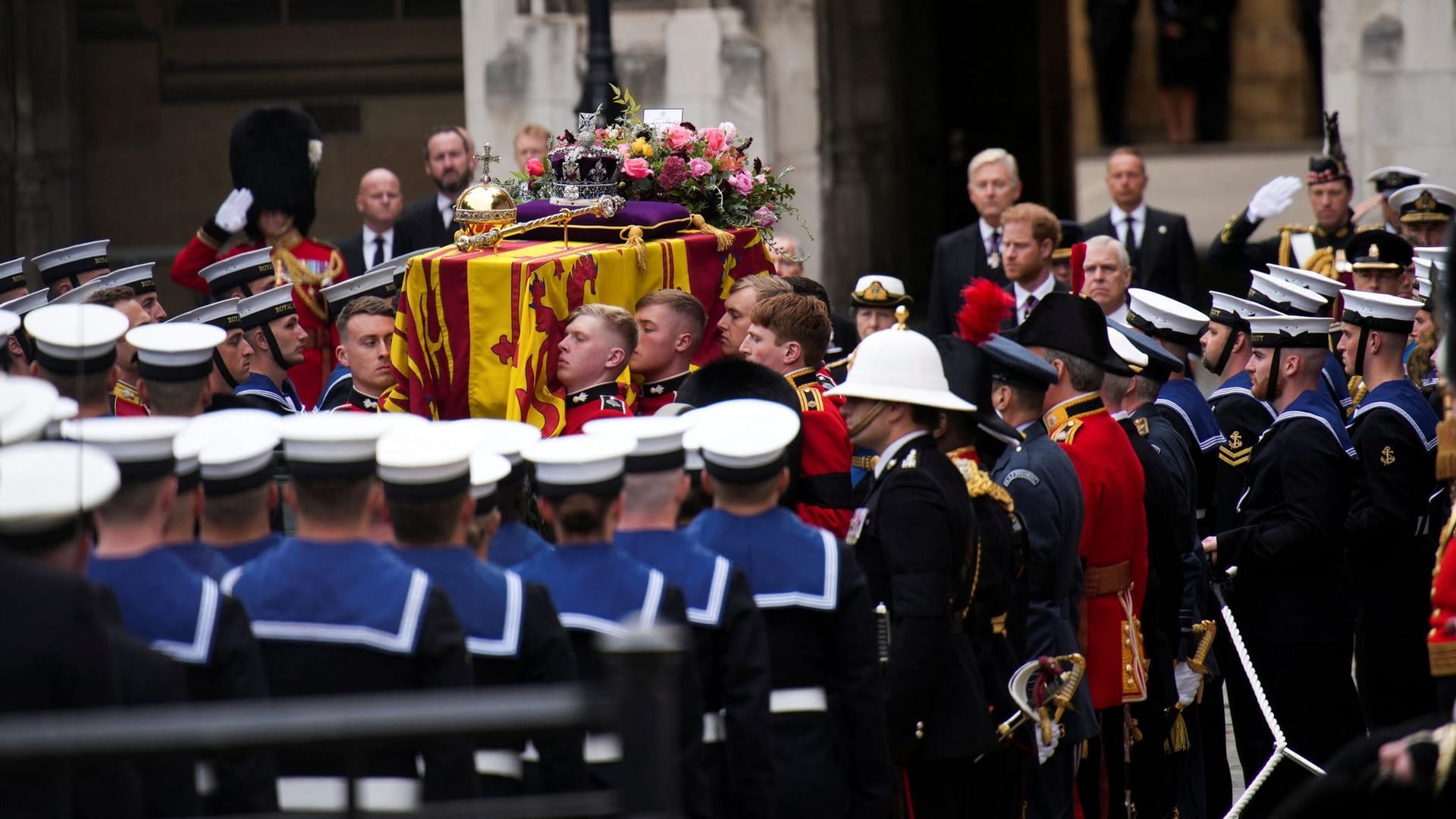 Queen Elizabeth II.: Ihr Sarg wird in die Westminster Abbey getragen.