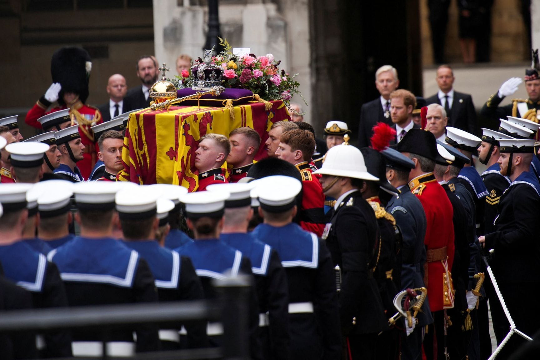 Queen Elizabeth II.: Ihr Sarg wird in die Westminster Abbey getragen.