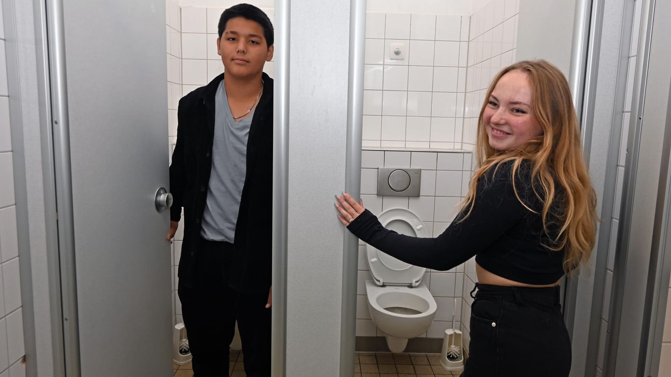 Schülerinnen und Schüler der 9. Klasse nutzen die Unisex-Toiletten: Seit Schuljahresbeginn gibt es sie am Friedrich-Ebert-Gymnasium.
