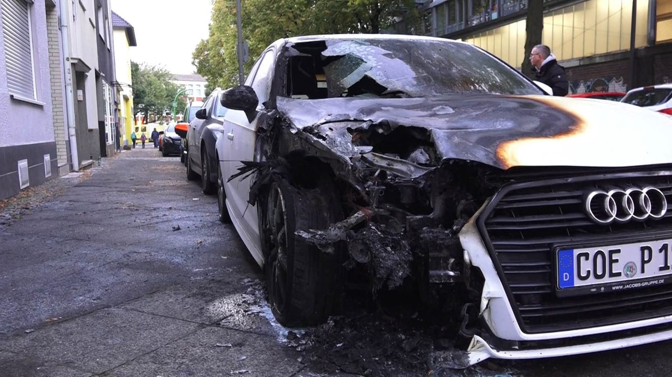 Ein mutmaßlich angezündeter Audi: Die Fahrzeuge wurden an verschiedenen Stellen der Pkws angezündet.