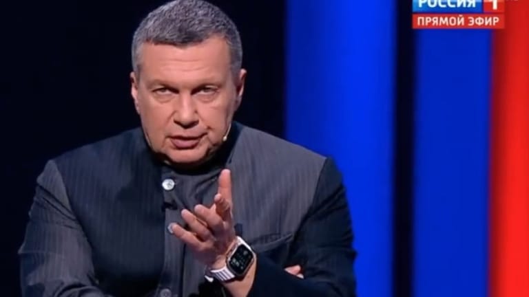 Wladimir Solowjow ist einer der bekanntesten Propagandisten Russlands: Auch er bediente sich schon antisemitischer Hetze in seiner TV-Sendung.