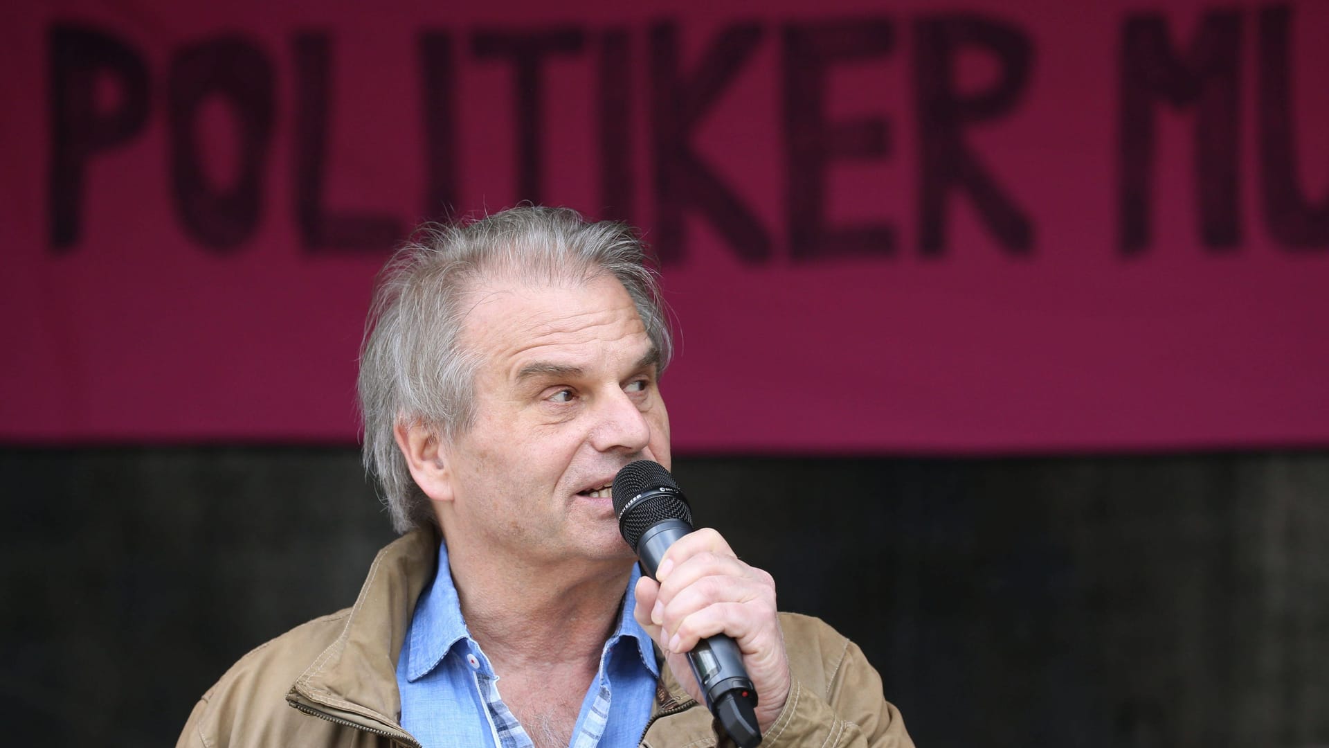 imago images 119"Politiker": Reiner Fuellmich ließ sich auch zum Kanzlerkandidaten der Corona-Protestpartei "Die Basis" küren, die bei der Bundestagswahl mit 1,4 Prozent weniger Stimmen holte als die Tierschutzpartei.